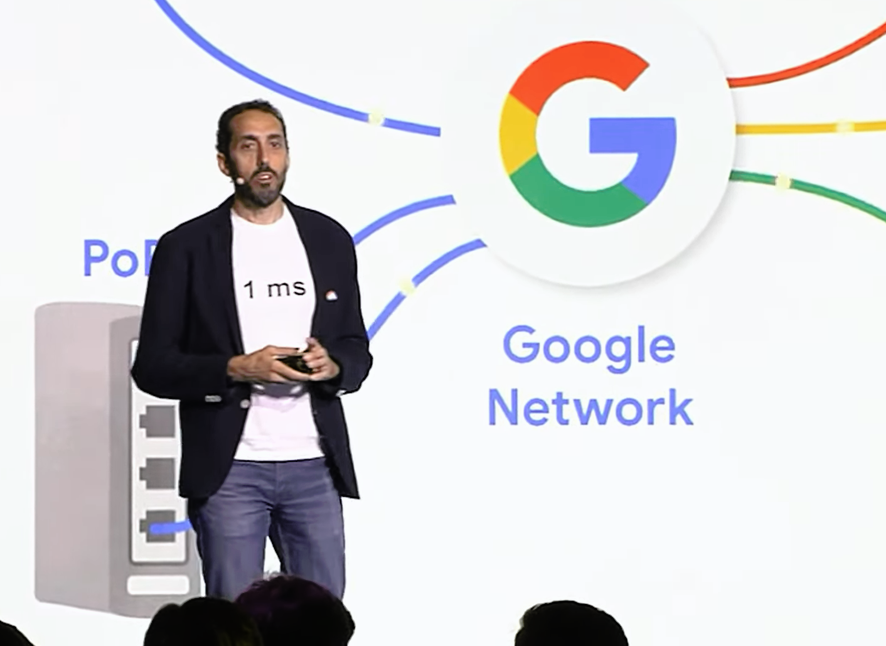 Imagen extraída del vídeo de la presentación en la que se puede ver “1ms“ escrito en la camiseta de Javier Martínez, Head of Customer Engineering en Google Cloud Spain and Portugal